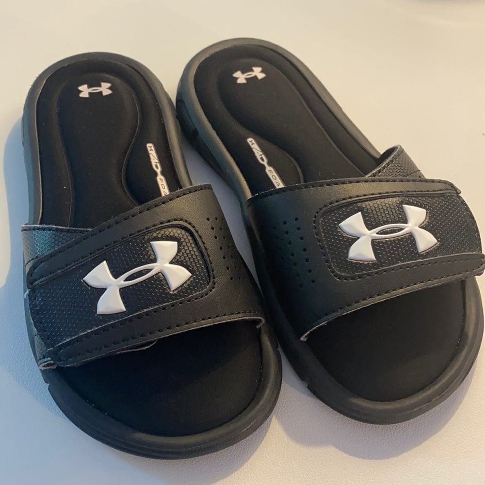 Under Armour Boy’s flip flops/slides size 13k